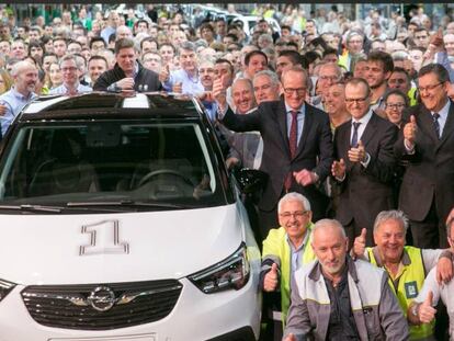 Foto de familia de los directivos de General Motors y Opel y los trabajadores de la factoria zaragozana de Figueruelas con la primera unidad del Opel Crossland X a la salida de la l&iacute;nea de producci&oacute;n.