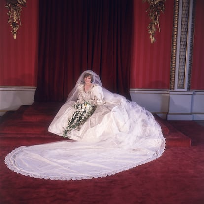 La princesa Diana el día de su boda, el 29 de julio de 1981, con el vestido diseñado por David y Elizabeth Emanuel.