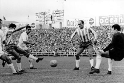 Di Stéfano, segundo por la derecha, durante su debut con el Espanyol, ante el Real Madrid en 1964.