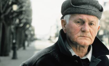 El escritor checo Bohumil Hrabal, en París en 1995.