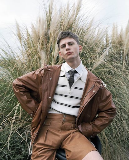 Chaqueta y pantalon de cuero Boss. La camisa y la corbata son Calvin Klein y el polo de punto con cremallera es Sandro Paris.