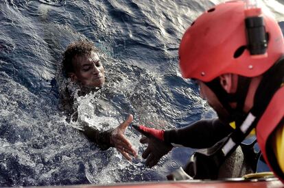 Un hombre es rescatado por un miembro de la ONG Proactiva Open Arms, a 20 millas náuticas de la costa de Libia, el 3 de octubre.