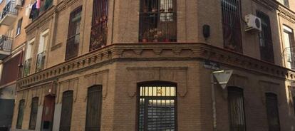 Fachada del edificio situado en la calle Santa Julia (Madrid), donde se ha comprado una vivienda a través de crowdfunding.