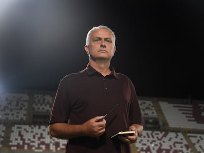 José Mourinho, durante el partido de la Roma contra la Salernitana.