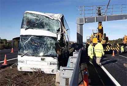 El autobs que choc ayer contra un panel de se?alizacin en la autopista A-6 en Maello (?vila).