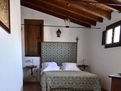 Habitación de la posada rural Palacio Rejadorada.