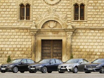 De izquierda a derecha: Infiniti Q50, BMW Serie 3, Lexus IS y Mercedes Clase C, frente al palacio de Cogolludo (Guadalajara).