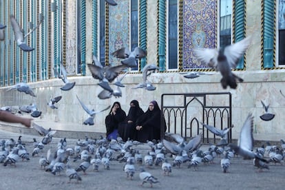Tres mujeres son retratadas en una plaza cerca del santuario Imam Abbas en la ciudad sagrada de Kerbala (Irak).