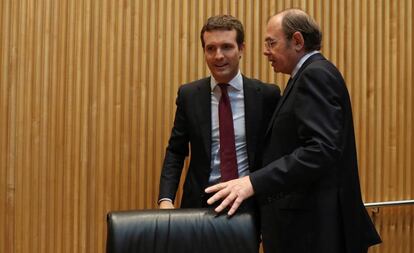 El presidente del PP, Pablo Casado (izquierda), junto al presidente en funciones del Senado, Pío Garcia Escudero (derecha), este lunes.  