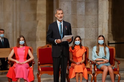 El rey Felipe VI ha ofrecido un discurso en presencia de la reina Letizia, la princesa Leonor y la infanta Sofía durante la ofrenda al apóstol Santiago, en el que ha reivindicado "los valores cívicos, culturales y espirituales del Camino de Santiago" frente al "horror de la guerra", y ha pedido protección para quienes luchan contra "el drama de los incendios" que asolan España. 