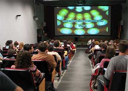 Alumnos de la Politécnica de Madrid esperan el inicio de la ópera <i>Peter Grimes</i> el pasado enero, en la fase experimental del proyecto.