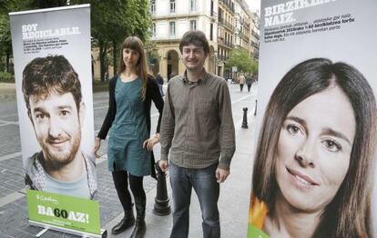 Ainhoa Iraola e Iñaki Errazkin posan con los carteles publicitarios de la campaña 'Soy reciclable'.
