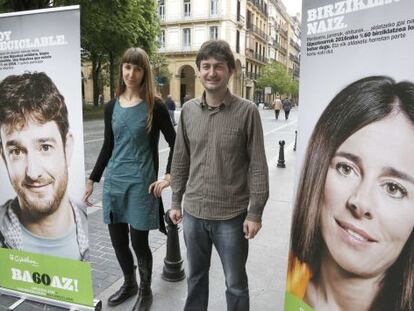 Ainhoa Iraola e Iñaki Errazkin posan con los carteles publicitarios de la campaña 'Soy reciclable'.
