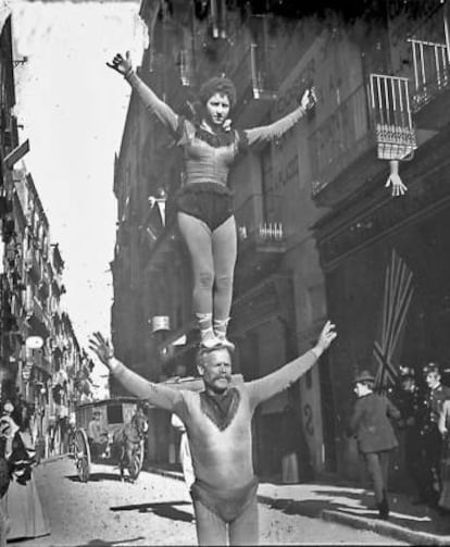 Saltimbanquis al carrer Santa Anna el 1901.
