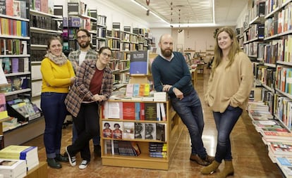 Los nuevos propietarios de la librería 80 Mundos, de Alicante. 