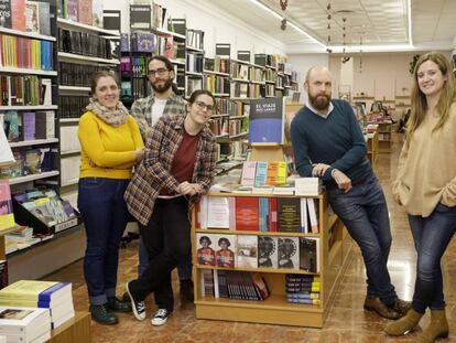 Los nuevos propietarios de la librería 80 Mundos, de Alicante. 