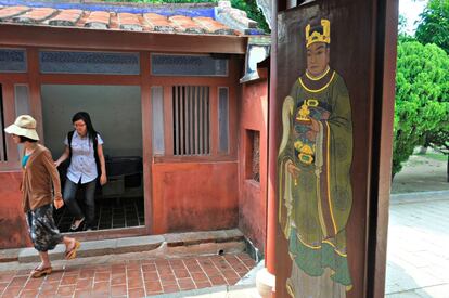 Dos turistas en el templo de las cinco concubinas, en Tainan (Taiwan).