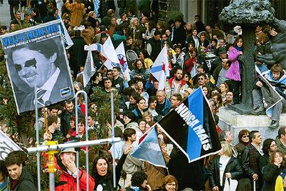 Manifestación en Madrid en febrero de 2003 para protestar por la gestión de la crisis del <i>Prestige.</i> Acudieron unas 240.000 personas de toda España.