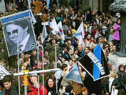 Manifestación en Madrid en febrero de 2003 para protestar por la gestión de la crisis del <i>Prestige.</i> Acudieron unas 240.000 personas de toda España.