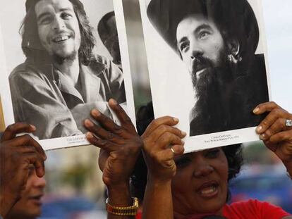 Homenaje al jefe revolucionario Camilo Cienfuegos, en la imagen de la derecha, ayer en La Habana.