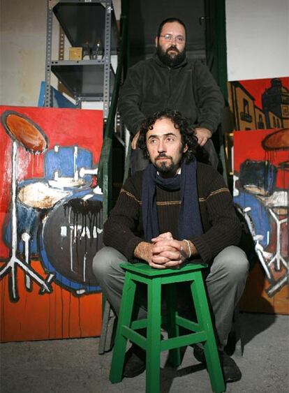 Mariano Casas, sentado, y Miguel Anxo Varela, fundadores del <i>hartismo</i>, en el estudio del primero.