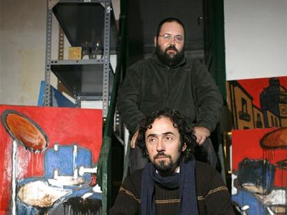 Mariano Casas, sentado, y Miguel Anxo Varela, fundadores del <i>hartismo</i>, en el estudio del primero.
