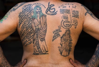 Ali Hussein Nasreddine, de 50 años, muestra los tatuajes con consignas religiosas chiítas en su espalda, donde aparece el primer Imam Ali.