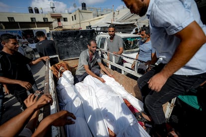 Varios cadáveres son trasladados a la morgue del hospital Deir al Balah, tras un ataque israelí este sábado. 
