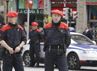 Tres agentes de la Ertzaintza la pasada semana durante el despliegue policial realizado para la visita del príncipe de Asturias.