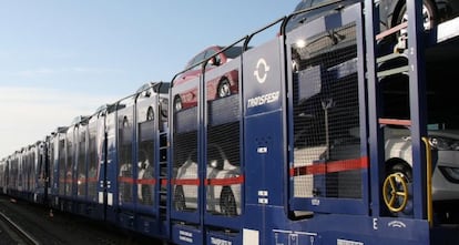 Tren para el transporte de veh&iacute;culos de Transfesa.