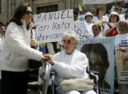 La madre de Ingrid Betancourt (a la izquierda), sujeta la mano de la madre de Clara Rojas, secuestradas ambas por las FARC en 2002.