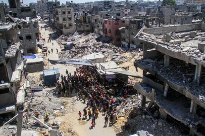 Un tumulto rodea una cocina solidaria que reparte comida entre gazatíes en Jabalia, al norte de la franja de Gaza.