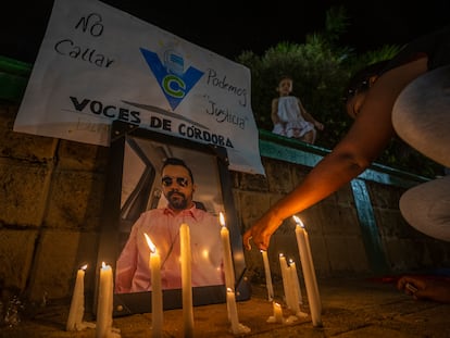 Habitantes de “Bijao” asisten a velatón en conmemoración al periodista Rafael Moreno, en Puerto Libertador, el 26 de octubre del 2022.