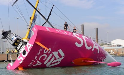 El barco del Team SCA, sometido a examen.