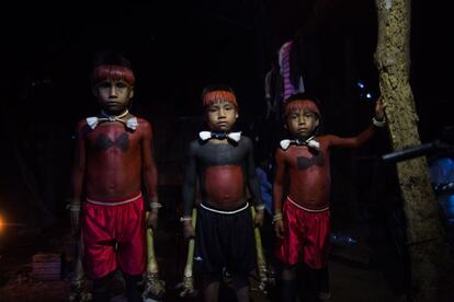 Três irmãos Xavantes, prontos para a luta que faz parte de uma série de rituais para marcar a passagem para a vida adulta.