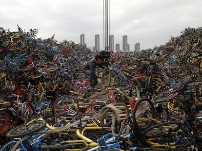 Un empleado en un basurero de bicicletas en Xiamen.