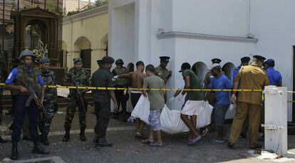 Traslado del cadáver de una de las víctimas del atentado en la iglesia de San Antonio, en Colombo, capital de Sri Lanka, este domingo.