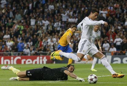 Ronaldo regatea a Buffon para marcar el primer gol del partido.