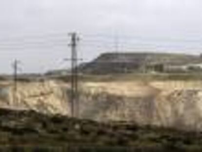 Imagen panorámica del emplazamiento de la mina de Aznalcóllar (Sevilla), cuyo debate sobre su reapertura marca el decimosexto aniversario del accidente acaecido el 25 de abril de 1998, cuando la rotura de la balsa de residuos de metales pesados de estas instalaciones causó el mayor desastre ecológico conocido en Andalucía.