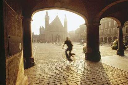 La plaza de Binnenhof, en La Haya, reúne las sedes del Parlamento holandés. Al fondo, la silueta del Ridderzaal, edificio del siglo XIII con dos torres.