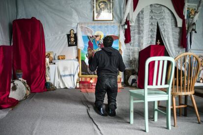 Un refugiado reza en la capilla construida en la zona sur del campamento.