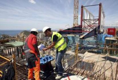 Imagen de unos obreros de la construcción. EFE/Archivo