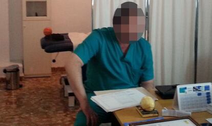 Foto cedida por la policía del falso médico detenido.