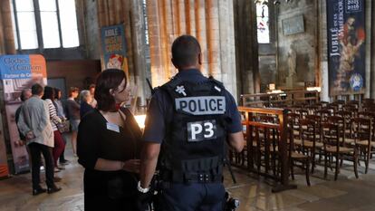 Un polic&iacute;a franc&eacute;s en la iglesia atacada en Normand&iacute;a.