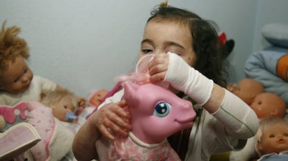 Lucía, una niña de tres años, afectada por la enfermedad conocida como piel de mariposa.
