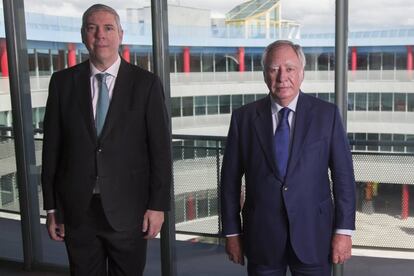 José Vicente de los Mozos, nuevo presidente de Ifema, y Clemente González Soler, su predecesor en el cargo.