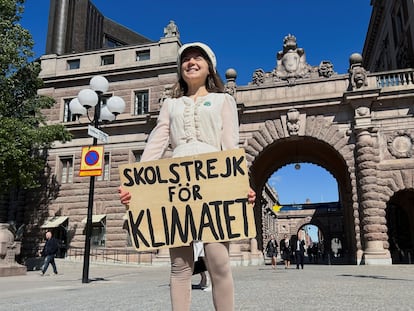 Greta Thunberg sujeta un cartel que dice "Huelga escolar por el clima", frente al Parlamento sueco, en Estocolmo, el 9 de junio de 2023.