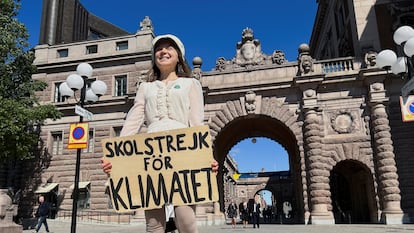 Greta Thunberg sujeta un cartel que dice "Huelga escolar por el clima", frente al Parlamento sueco, en Estocolmo, el 9 de junio de 2023.