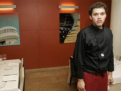 El cocinero Sergio Humada, en el comedor de Bera Bera. Abajo, <i>meunière</i> tostada de trucha.