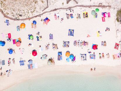 Vista aérea de unos cuantos bañistas en Cala Macarelleta en Menorca.